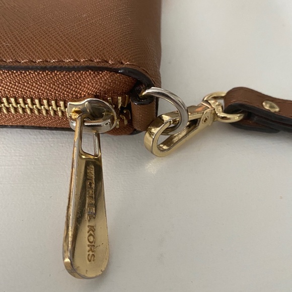 MICHAEL KORS JET SET ZIP AROUND WRISTLET WALLET (brown leather) - Picture 5 of 6